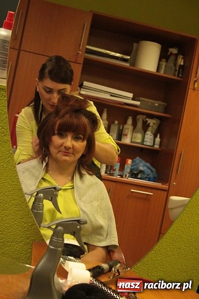 Zdjęcie w galerii na portalu naszraciborz.pl: Stylizacje, wizaż i niesamowite fryzury, czyli rodzinnie u fryzjera wiadomości z regionu