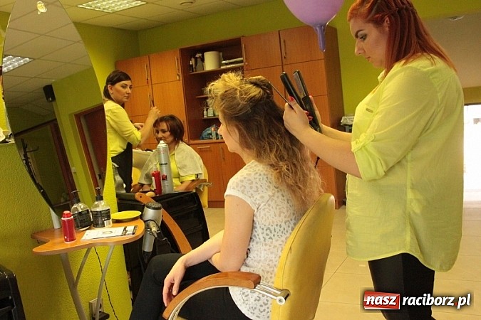 Zdjęcie w galerii na portalu naszraciborz.pl: Stylizacje, wizaż i niesamowite fryzury, czyli rodzinnie u fryzjera wiadomości z regionu