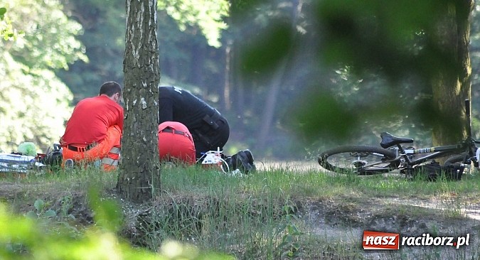 Zdjęcie w galerii na portalu naszraciborz.pl: 22-latek topił się w małym stawie pod Oborą. Udało się go reanimować. W ciężkim stanie trafił do szpitala wiadomości z regionu