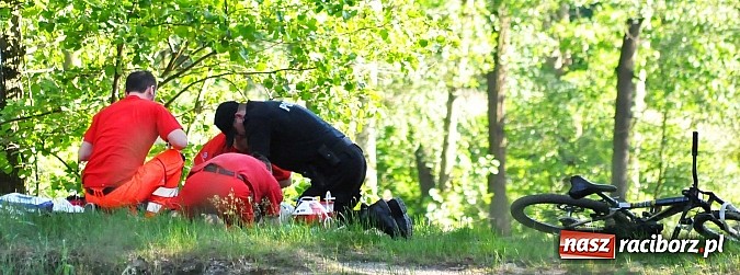Zdjęcie w galerii na portalu naszraciborz.pl: 22-latek topił się w małym stawie pod Oborą. Udało się go reanimować. W ciężkim stanie trafił do szpitala wiadomości z regionu