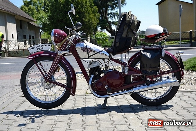 Zdjęcie w galerii na portalu naszraciborz.pl: Zabytkowe samochody i motocykle zjechały do Bieńkowic wiadomości z regionu