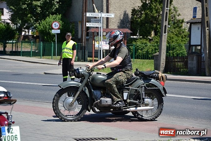Zdjęcie w galerii na portalu naszraciborz.pl: Zabytkowe samochody i motocykle zjechały do Bieńkowic wiadomości z regionu