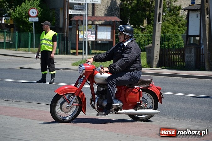 Zdjęcie w galerii na portalu naszraciborz.pl: Zabytkowe samochody i motocykle zjechały do Bieńkowic wiadomości z regionu