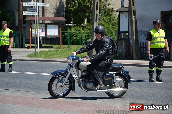 Zdjęcie w galerii na portalu naszraciborz.pl: Zabytkowe samochody i motocykle zjechały do Bieńkowic wiadomości z regionu