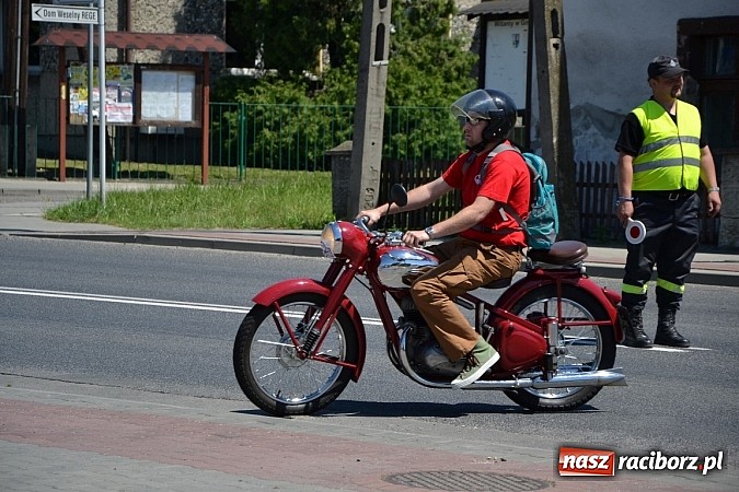 Zdjęcie w galerii na portalu naszraciborz.pl: Zabytkowe samochody i motocykle zjechały do Bieńkowic wiadomości z regionu