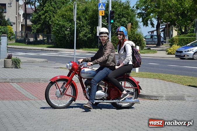 Zdjęcie w galerii na portalu naszraciborz.pl: Zabytkowe samochody i motocykle zjechały do Bieńkowic wiadomości z regionu