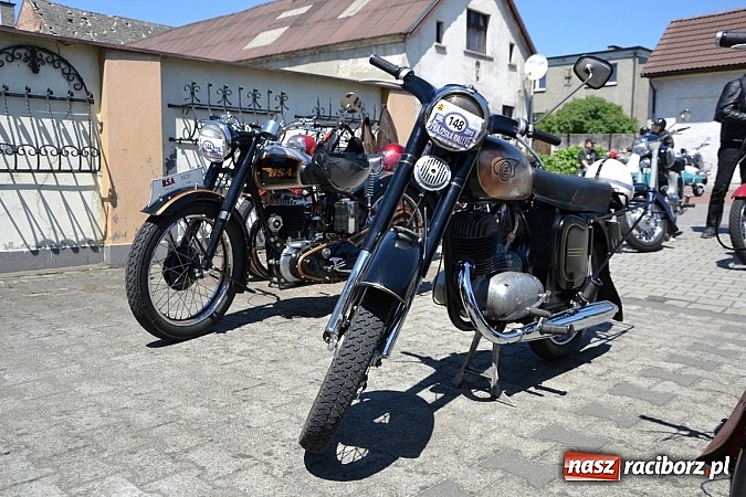 Zdjęcie w galerii na portalu naszraciborz.pl: Zabytkowe samochody i motocykle zjechały do Bieńkowic wiadomości z regionu