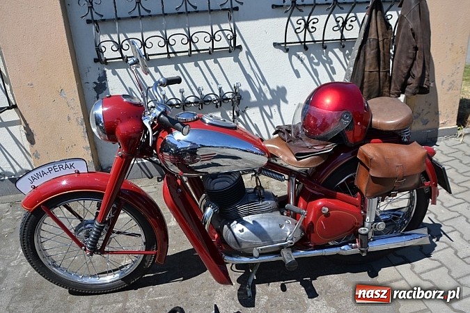 Zdjęcie w galerii na portalu naszraciborz.pl: Zabytkowe samochody i motocykle zjechały do Bieńkowic wiadomości z regionu
