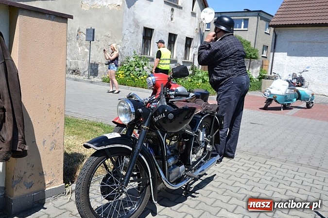 Zdjęcie w galerii na portalu naszraciborz.pl: Zabytkowe samochody i motocykle zjechały do Bieńkowic wiadomości z regionu