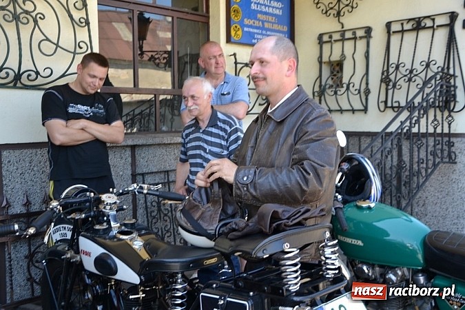 Zdjęcie w galerii na portalu naszraciborz.pl: Zabytkowe samochody i motocykle zjechały do Bieńkowic wiadomości z regionu