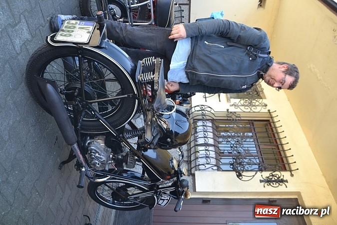 Zdjęcie w galerii na portalu naszraciborz.pl: Zabytkowe samochody i motocykle zjechały do Bieńkowic wiadomości z regionu