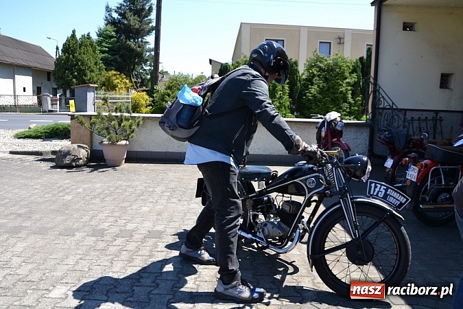 Zdjęcie w galerii na portalu naszraciborz.pl: Zabytkowe samochody i motocykle zjechały do Bieńkowic wiadomości z regionu