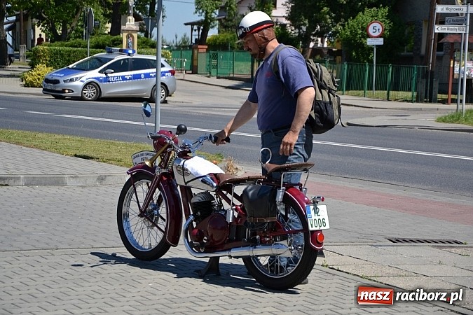 Zdjęcie w galerii na portalu naszraciborz.pl: Zabytkowe samochody i motocykle zjechały do Bieńkowic wiadomości z regionu