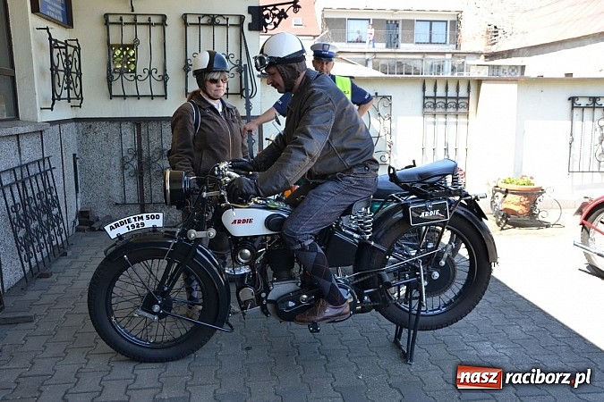 Zdjęcie w galerii na portalu naszraciborz.pl: Zabytkowe samochody i motocykle zjechały do Bieńkowic wiadomości z regionu