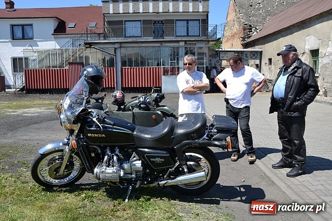 Zdjęcie w galerii na portalu naszraciborz.pl: Zabytkowe samochody i motocykle zjechały do Bieńkowic wiadomości z regionu