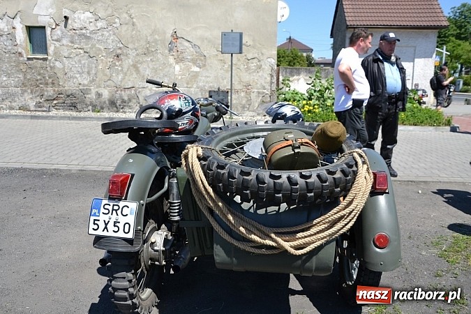 Zdjęcie w galerii na portalu naszraciborz.pl: Zabytkowe samochody i motocykle zjechały do Bieńkowic wiadomości z regionu