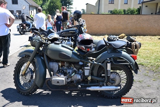 Zdjęcie w galerii na portalu naszraciborz.pl: Zabytkowe samochody i motocykle zjechały do Bieńkowic wiadomości z regionu