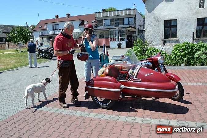 Zdjęcie w galerii na portalu naszraciborz.pl: Zabytkowe samochody i motocykle zjechały do Bieńkowic wiadomości z regionu