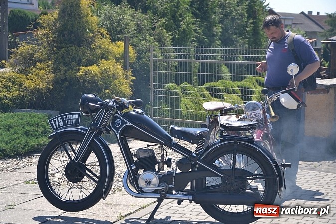 Zdjęcie w galerii na portalu naszraciborz.pl: Zabytkowe samochody i motocykle zjechały do Bieńkowic wiadomości z regionu