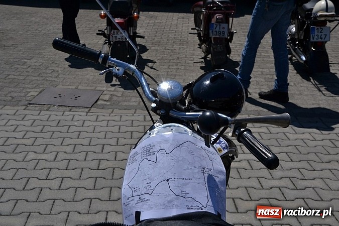 Zdjęcie w galerii na portalu naszraciborz.pl: Zabytkowe samochody i motocykle zjechały do Bieńkowic wiadomości z regionu