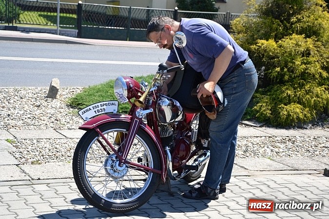Zdjęcie w galerii na portalu naszraciborz.pl: Zabytkowe samochody i motocykle zjechały do Bieńkowic wiadomości z regionu