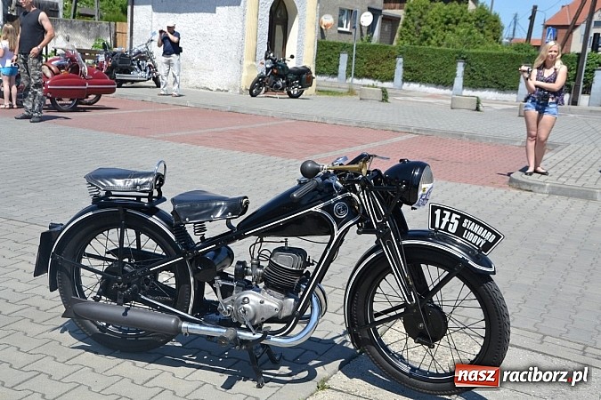 Zdjęcie w galerii na portalu naszraciborz.pl: Zabytkowe samochody i motocykle zjechały do Bieńkowic wiadomości z regionu