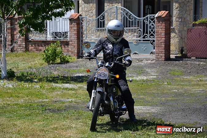 Zdjęcie w galerii na portalu naszraciborz.pl: Zabytkowe samochody i motocykle zjechały do Bieńkowic wiadomości z regionu