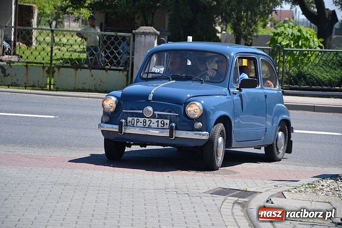 Zdjęcie w galerii na portalu naszraciborz.pl: Zabytkowe samochody i motocykle zjechały do Bieńkowic wiadomości z regionu