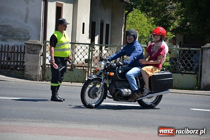 Zdjęcie w galerii na portalu naszraciborz.pl: Zabytkowe samochody i motocykle zjechały do Bieńkowic wiadomości z regionu