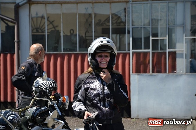 Zdjęcie w galerii na portalu naszraciborz.pl: Zabytkowe samochody i motocykle zjechały do Bieńkowic wiadomości z regionu