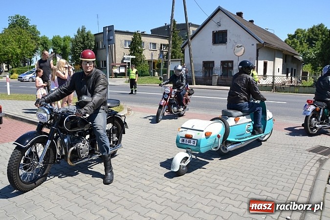 Zdjęcie w galerii na portalu naszraciborz.pl: Zabytkowe samochody i motocykle zjechały do Bieńkowic wiadomości z regionu