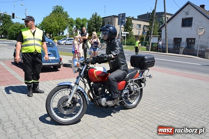 Zdjęcie w galerii na portalu naszraciborz.pl: Zabytkowe samochody i motocykle zjechały do Bieńkowic wiadomości z regionu