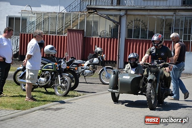 Zdjęcie w galerii na portalu naszraciborz.pl: Zabytkowe samochody i motocykle zjechały do Bieńkowic wiadomości z regionu