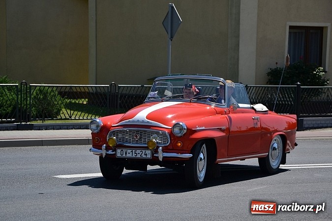 Zdjęcie w galerii na portalu naszraciborz.pl: Zabytkowe samochody i motocykle zjechały do Bieńkowic wiadomości z regionu