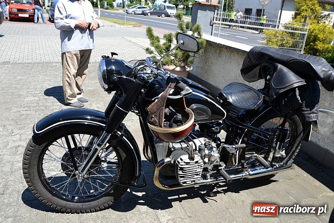 Zdjęcie w galerii na portalu naszraciborz.pl: Zabytkowe samochody i motocykle zjechały do Bieńkowic wiadomości z regionu