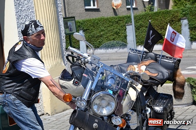 Zdjęcie w galerii na portalu naszraciborz.pl: Zabytkowe samochody i motocykle zjechały do Bieńkowic wiadomości z regionu