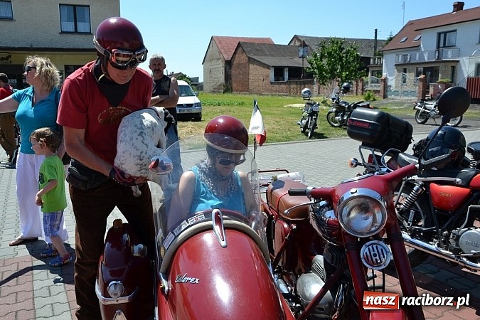 Zdjęcie w galerii na portalu naszraciborz.pl: Zabytkowe samochody i motocykle zjechały do Bieńkowic wiadomości z regionu