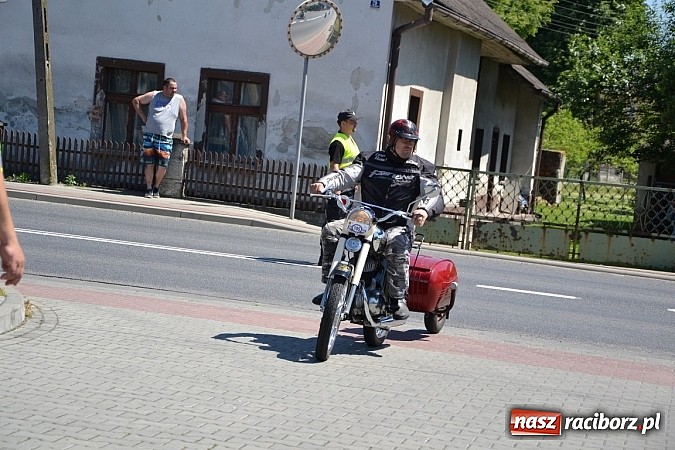 Zdjęcie w galerii na portalu naszraciborz.pl: Zabytkowe samochody i motocykle zjechały do Bieńkowic wiadomości z regionu