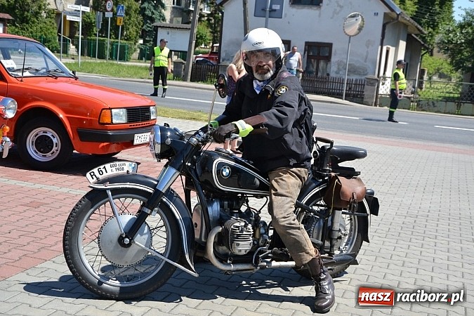 Zdjęcie w galerii na portalu naszraciborz.pl: Zabytkowe samochody i motocykle zjechały do Bieńkowic wiadomości z regionu