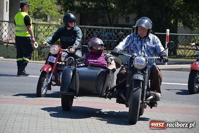 Zdjęcie w galerii na portalu naszraciborz.pl: Zabytkowe samochody i motocykle zjechały do Bieńkowic wiadomości z regionu
