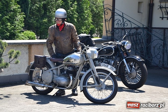 Zdjęcie w galerii na portalu naszraciborz.pl: Zabytkowe samochody i motocykle zjechały do Bieńkowic wiadomości z regionu