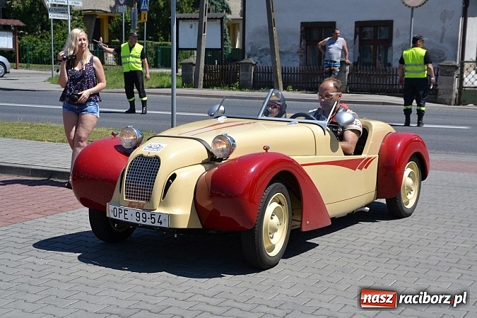 Zdjęcie w galerii na portalu naszraciborz.pl: Zabytkowe samochody i motocykle zjechały do Bieńkowic wiadomości z regionu