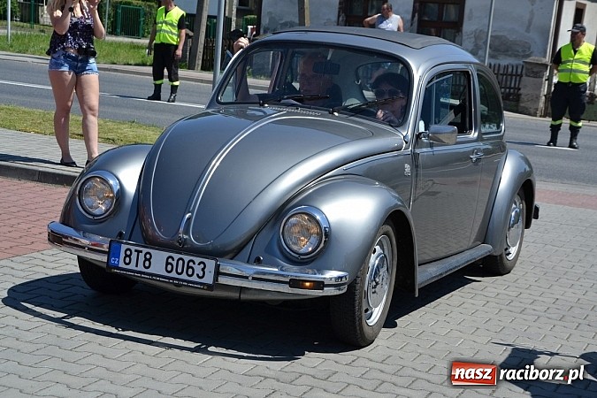 Zdjęcie w galerii na portalu naszraciborz.pl: Zabytkowe samochody i motocykle zjechały do Bieńkowic wiadomości z regionu