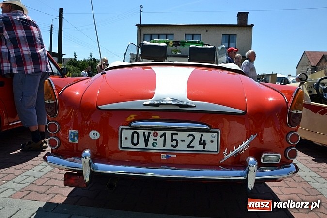 Zdjęcie w galerii na portalu naszraciborz.pl: Zabytkowe samochody i motocykle zjechały do Bieńkowic wiadomości z regionu