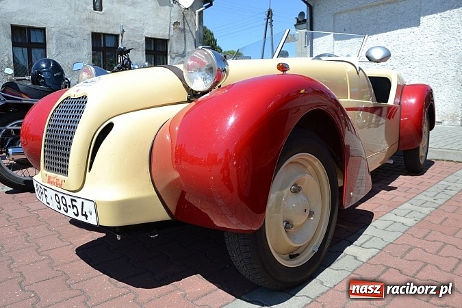 Zdjęcie w galerii na portalu naszraciborz.pl: Zabytkowe samochody i motocykle zjechały do Bieńkowic wiadomości z regionu