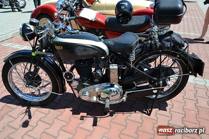 Zdjęcie w galerii na portalu naszraciborz.pl: Zabytkowe samochody i motocykle zjechały do Bieńkowic wiadomości z regionu