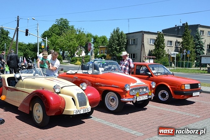 Zdjęcie w galerii na portalu naszraciborz.pl: Zabytkowe samochody i motocykle zjechały do Bieńkowic wiadomości z regionu