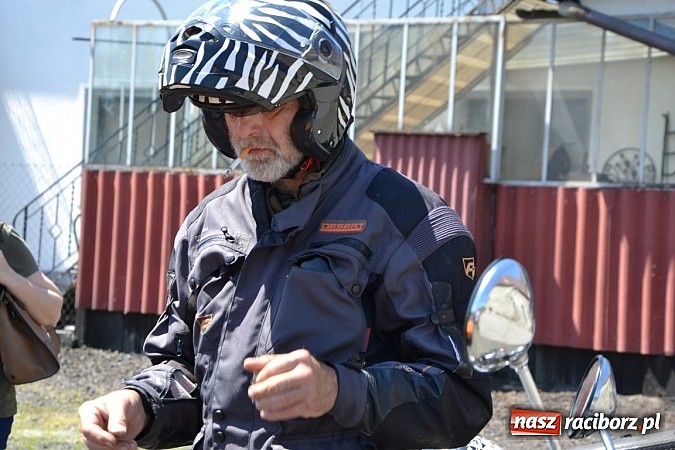 Zdjęcie w galerii na portalu naszraciborz.pl: Zabytkowe samochody i motocykle zjechały do Bieńkowic wiadomości z regionu
