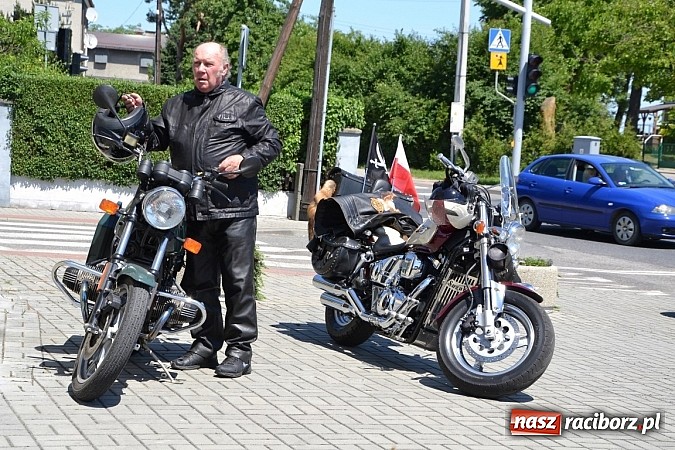 Zdjęcie w galerii na portalu naszraciborz.pl: Zabytkowe samochody i motocykle zjechały do Bieńkowic wiadomości z regionu