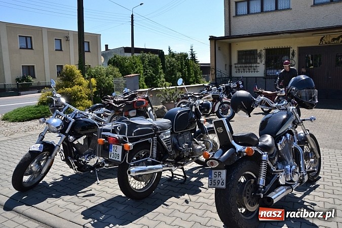 Zdjęcie w galerii na portalu naszraciborz.pl: Zabytkowe samochody i motocykle zjechały do Bieńkowic wiadomości z regionu